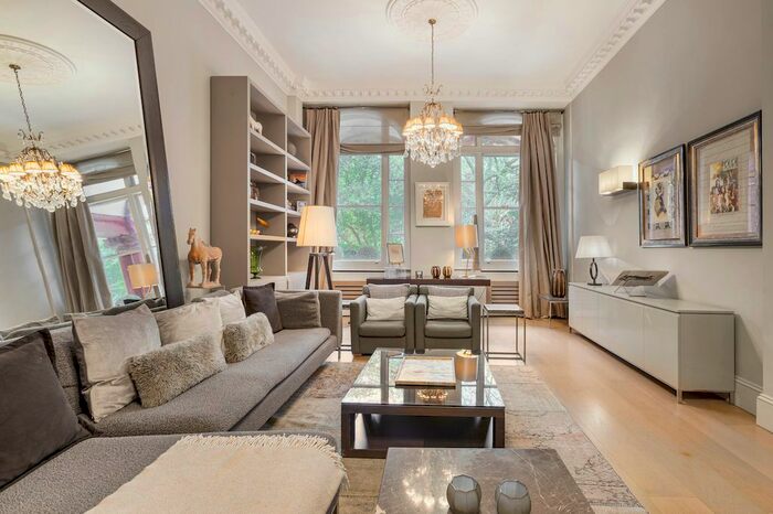 3 Bedroom Flat To Rent In Cadogan Square, London, SW1X