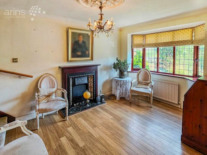 3 Bedroom Chalet For Sale In The Crescent, Earley, Reading, RG6