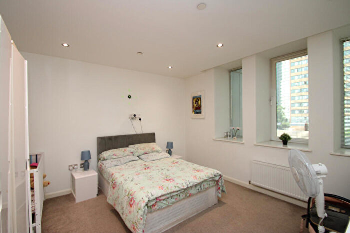 2 Bedroom Apartment To Rent In Emerald House, Lansdowne Road, CR0