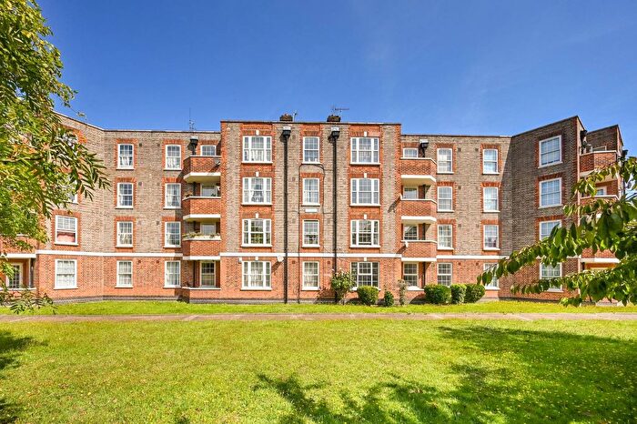 3 Bedroom Flat To Rent In Grand Drive, Raynes Park, London, SW20