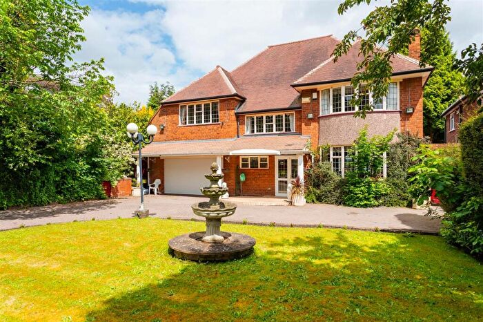 4 Bedroom Detached House For Sale In Hamilton Avenue, Birmingham, B17