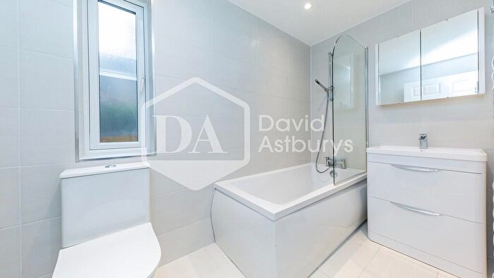 2 Bedroom Apartment To Rent In Stapleton Hall Road, Stroud Green, London, N4
