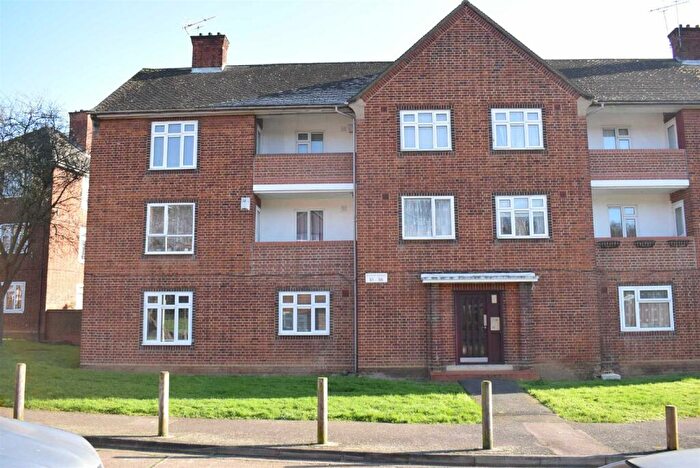 2 Bedroom Flat To Rent In Rivenhall Gardens, Snaresbrook, E18
