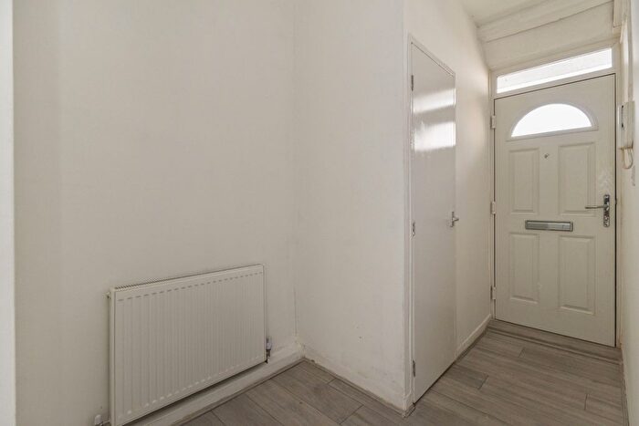 4 Bedroom Flat To Rent In Barnfield Road, London, SE18