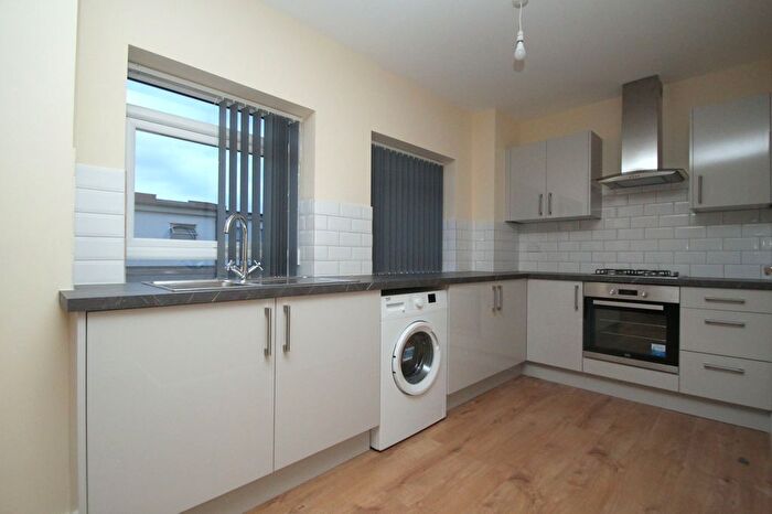 3 Bedroom Flat To Rent In Tidey Street, Bow, London, E3