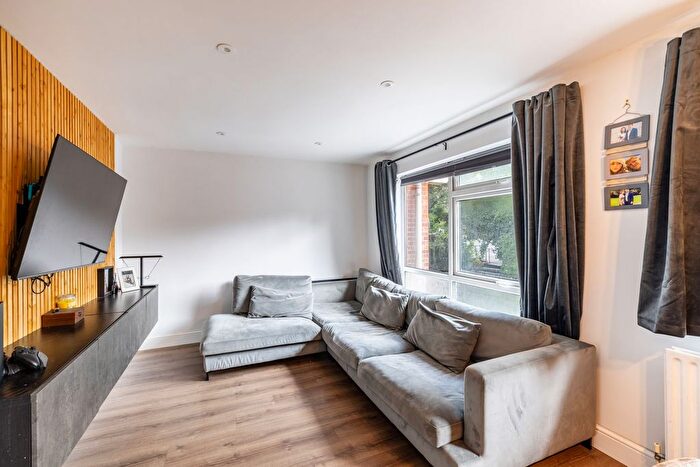 3 Bedroom Flat For Sale In Roundway, Biggin Hill, TN16