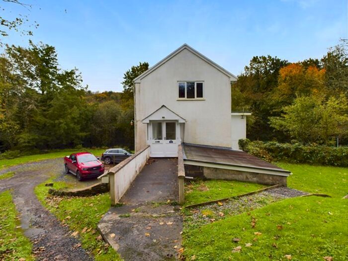 2 Bedroom Flat To Rent In Llanllwch, Carmarthen, SA31