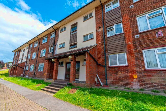 2 Bedroom Apartment To Rent In Sunderland Close, Rochester, Kent, ME1