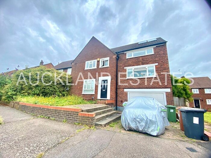 5 Bedroom Semi-Detached House To Rent In Forbes Avenue, Potters Bar, EN6