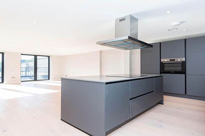 3 Bedroom Flat To Rent In Tottenham Lane, Crouch End, N8