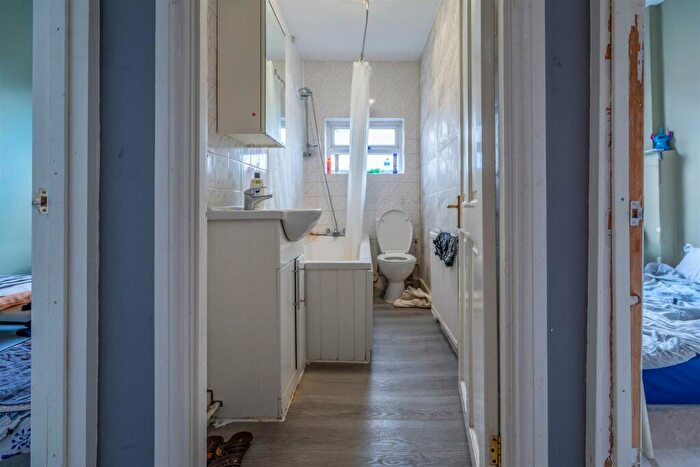3 Bedroom Terraced House For Sale In Grange Avenue, London, N12