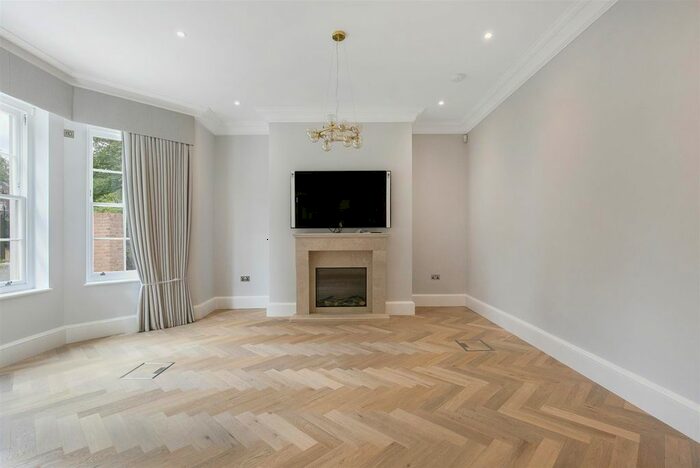 3 Bedroom Flat To Rent In Totteridge Village, London, N20