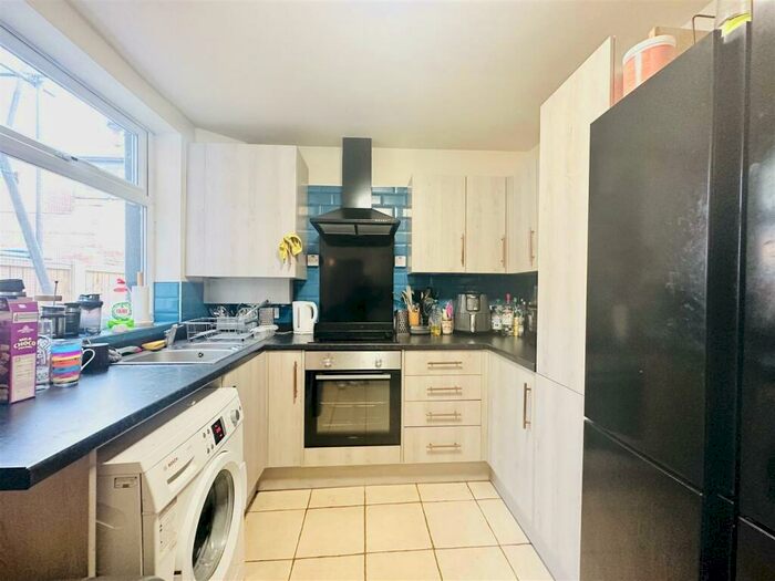 4 Bedroom House To Rent In Derby Grove, Nottingham, NG7