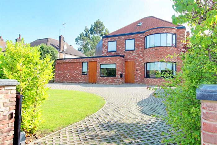 5 Bedroom Detached House For Sale In Pine Grove, Brookmans Park, AL9