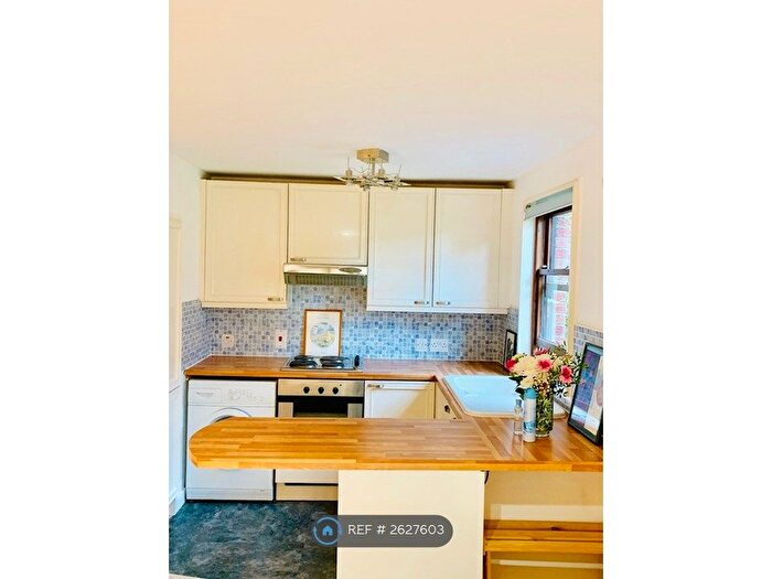 Studio To Rent In Mayfield Road Wellington Court, London, W12