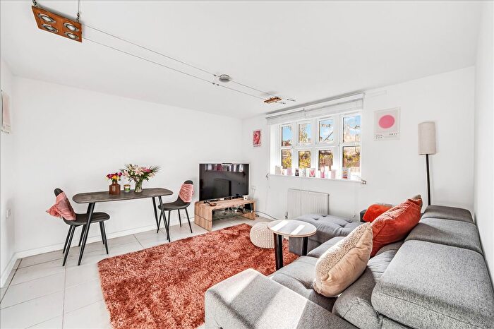 1 Bedroom Flat To Rent In Gainsborough Court, Lime Grove, Shepherd's Bush, W12