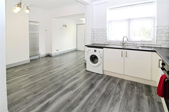 2 Bedroom Flat To Rent In Warren Avenue, Southsea, Hampshire, PO4