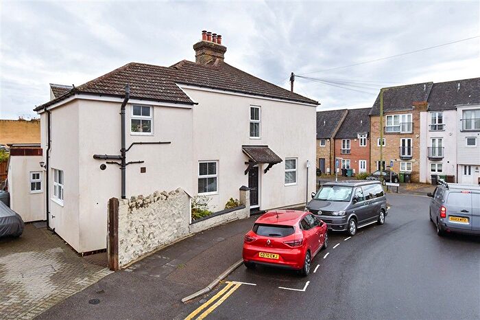 3 Bedroom Semi Detached House For Sale In Bower Lane, Maidstone, Kent, ME16