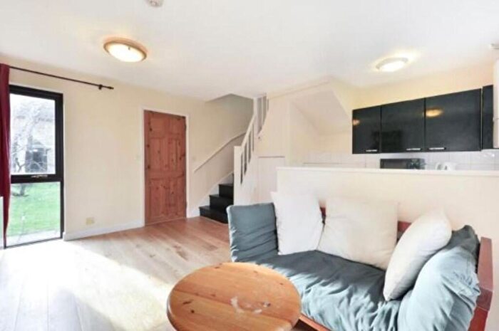 1 Bedroom Terraced House To Rent In Reveley Square, Canada Water, SE16