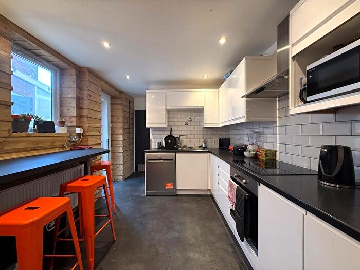 6 Bedroom Terraced House For Sale In Alphington Road, Exeter, EX2