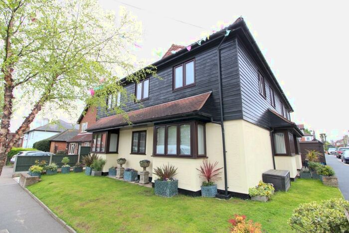 2 Bedroom Apartment To Rent In Ronald Hill Grove, Leigh On Sea, SS9