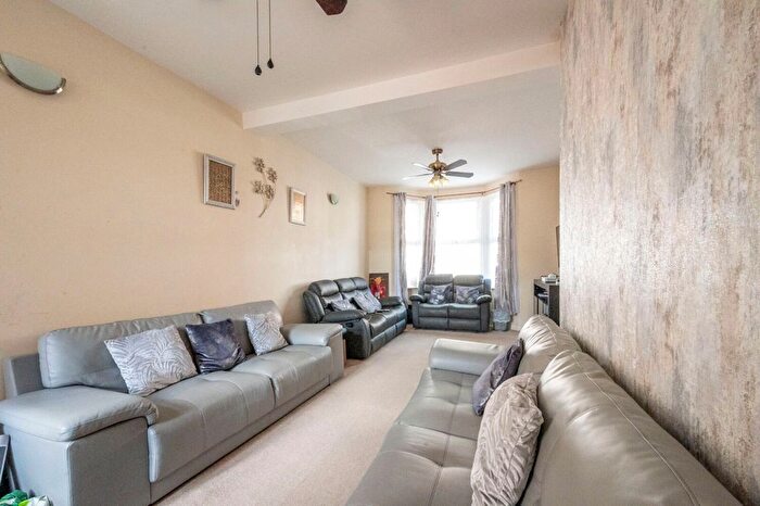 5 Bedroom Terraced House For Sale In Knotts Green Road, Leyton, London, E10