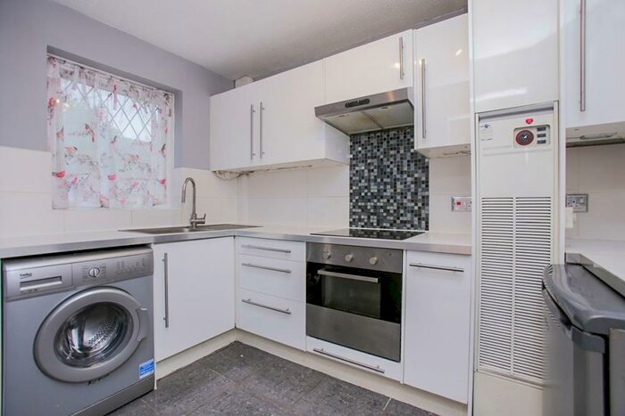 3 Bedroom House To Rent In Southwood Close, Worcester Park, Surrey, KT4