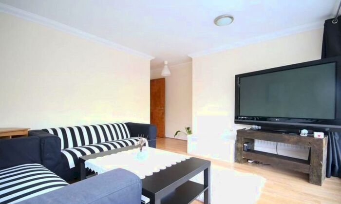 2 Bedroom Flat To Rent In The Avenue, Wembley HA9