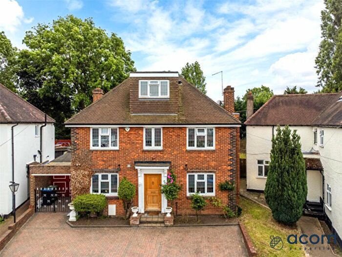 3 Bedroom Detached House To Rent In Pear Close, London, NW9