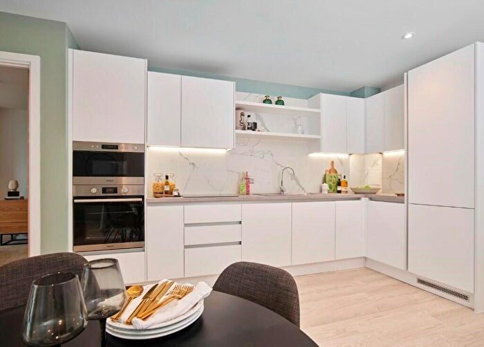 3 Bedroom Flat To Rent In Holdenhurst Road Bournemouth, BH8