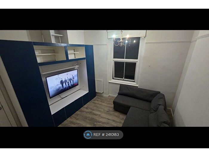 2 Bedroom Flat To Rent In Penge Road, London, SE20