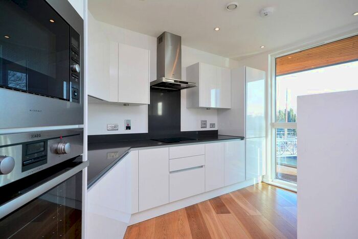 2 Bedroom Flat To Rent In High Street, Brentford, TW8