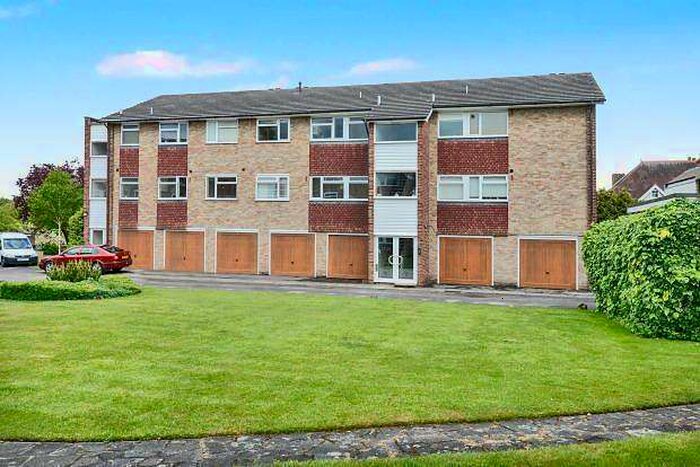 2 Bedroom Flat To Rent In Hillbrow Court, Hillbrow Road, Esher, KT10