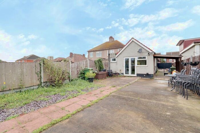 1 Bedroom Detached Bungalow For Sale In Spencer Road, Rainham, RM13