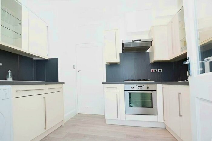 2 Bedroom Flat To Rent In Nether Close, N3
