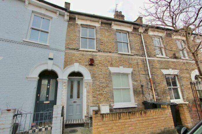 2 Bedroom Flat To Rent In Belfast Road, Stoke Newington, London, N16