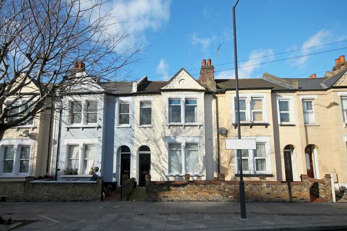 3 Bedroom Flat To Rent In Townmead Road, London, SW6