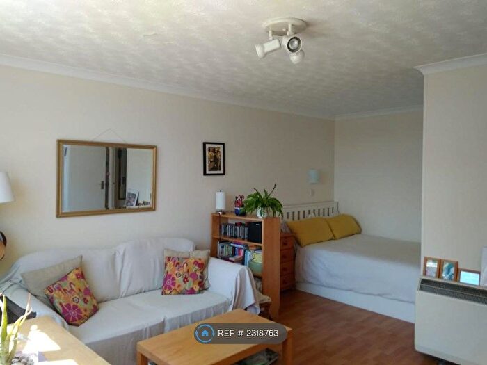 Studio To Rent In Avon Court, London, SW15