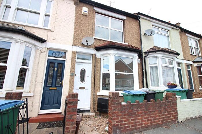 2 Bedroom Property To Rent In Cardiff Road, Watford, WD18