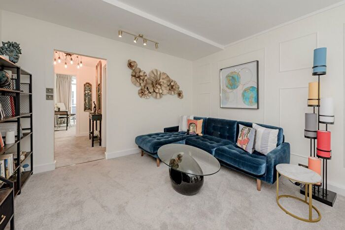 2 Bedroom Flat To Rent In Arundel Gardens, W11