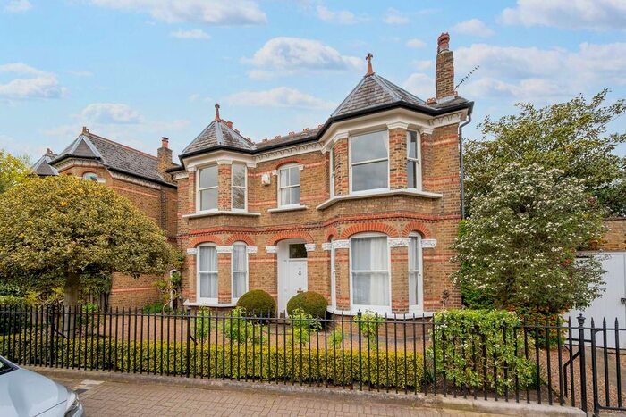 3 Bedroom Flat To Rent In Priests Bridge, Barnes, London, SW14