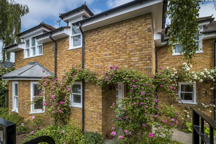 3 Bedroom Detached House To Rent In Newport Road London, SW13