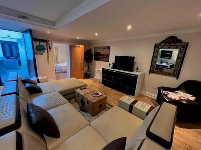 3 Bedroom Flat To Rent In Rock Grove, Brighton, BN2