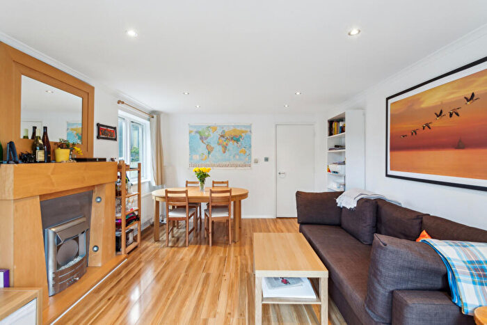 2 Bedroom Flat To Rent In Court Gardens, Highbury Corner, N7