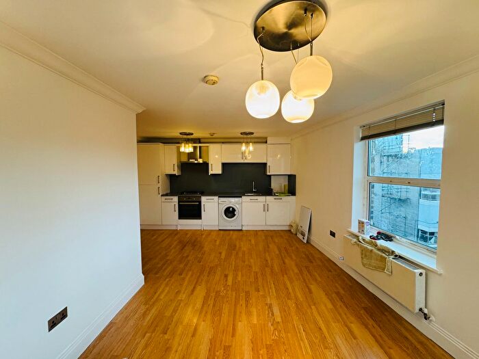 2 Bedroom Flat To Rent In Meyrick Road, London, SW11