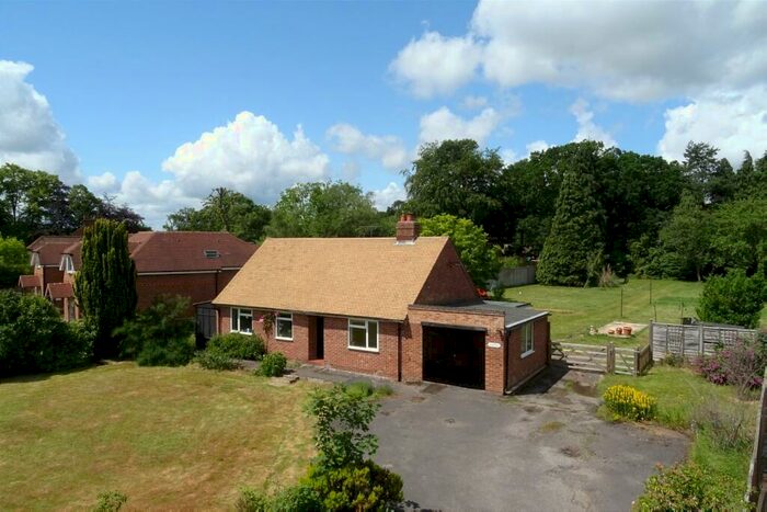 3 Bedroom Detached Bungalow For Sale In Deacons Lane, Hermitage, RG18