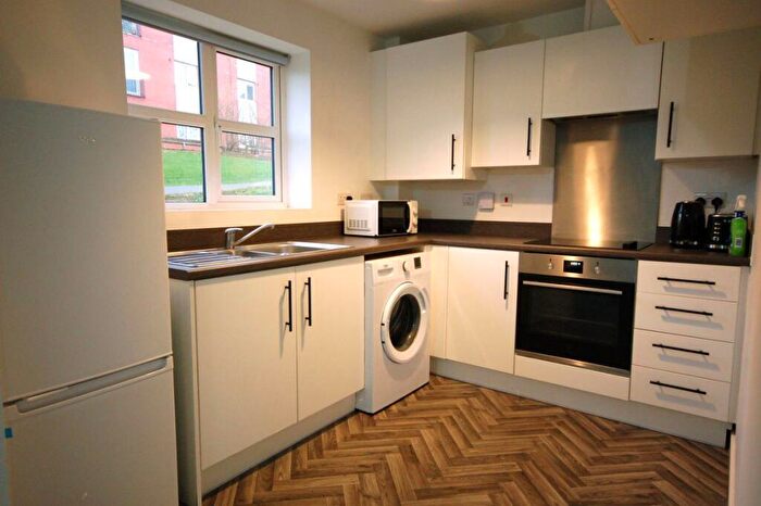 2 Bedroom Flat To Rent In Flat, Heroes Drive, B29