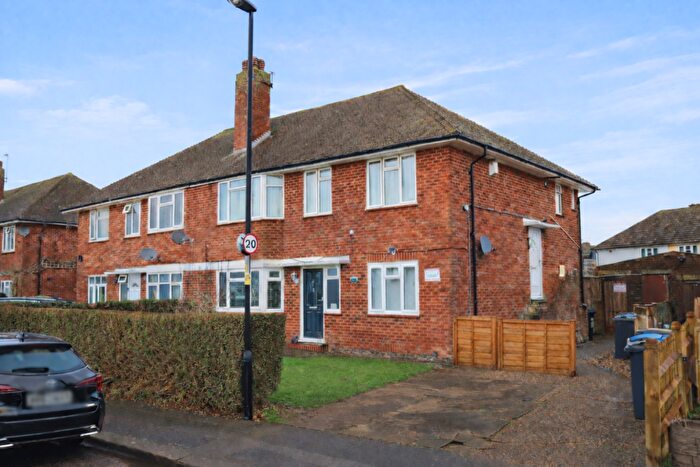 3 Bedroom Maisonette For Sale In North Downs Crescent, New Addington, Croydon, CR0