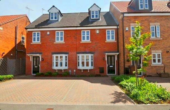 3 Bedroom Town House To Rent In Pools Brook Park, Kingswood, HU7