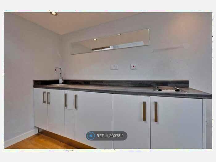 1 Bedroom Flat To Rent In Suffolk House, Weybridge, KT13